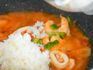 茄味海鲜炒饭—来一碗西班牙风味的海鲜炒饭，为你的主队打Call吧,倒入米饭炒散，米饭充分吸收汤汁即可。
