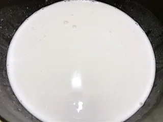 广式小吃——香甜Q弹伦教糕,搅拌成无颗粒的粉浆 把粉浆倒入小锅里