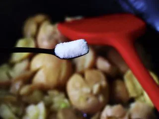 烧烤风味的香煎孜然小土豆,这个时候先加入适量的盐来调味，用锅铲轻轻翻拌正在煎至的土豆，继续用小火继续慢慢煎制片刻后；