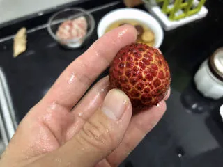 荔枝罐头➕ 玉雪肌肤罩绛纱,荔枝中间有一条横线