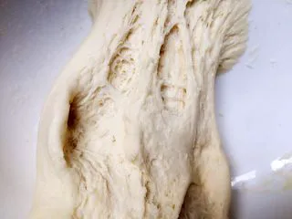 四川乐山名小吃—粉蒸肉卡饼,醒好的面如图。