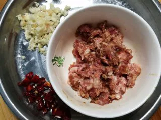 腌酸豆角懒人法,肉末拌一点老抽，干辣椒剪段，蒜头切末，生姜切丝。