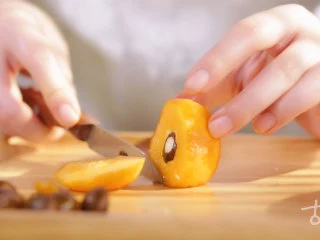 【枇杷仙露】小仙女的解暑必备饮品（快手菜）,枇杷洗净后撕去皮，剖开后去籽待用，银耳和干百合泡发；