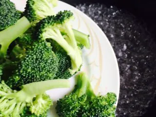 蒜蓉蚝油西兰花,锅中加水烧开倒入西兰花