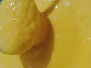 奶油南瓜浓汤,把玫瑰盐和黑胡椒放入南瓜奶昔里混合均匀，可以趁热直接食用，也可以加热熬煮后品尝；