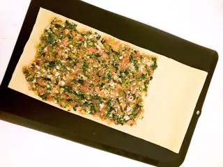 东北风味 蒸千子,取一片干豆腐，均匀的铺上一层薄薄的馅料，边缘要留出一段空白