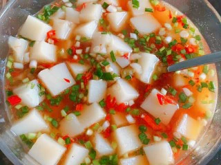 特色小吃米豆腐,倒入碗里吃就行了