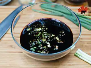 BBQ风味烤牛板腱,将酱油 与小葱 混合