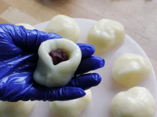 闽台风味茶点心豆沙糯米糍,11．捏合起来。