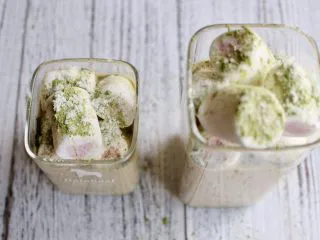 抹茶棉花糖奶茶,撒上奶粉和抹茶粉