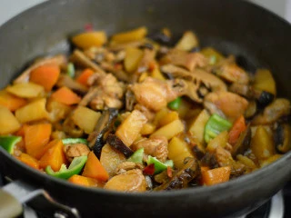 酱烧土豆鸡翅,收汁至浓稠即可