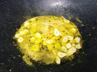 新年餐·茄汁大虾,放入姜蒜片煸炒出香味