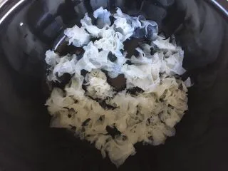 百变水果 三色水果银耳粥,将银耳放入电压力锅的内胆里。