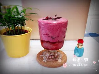 杨梅奶昔西米露,再放入两勺西米露和几粒杨梅。