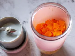 芒果苹果奶昔,再放入芒果块。