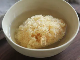 火龙果银耳糖水,银耳提前两小时浸泡至发。