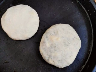 不擀皮～皮薄馅大～韭菜馅饼,电平铛烧热，加少许油，把饼放进去。