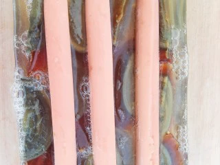 皮蛋特色小吃,将皮蛋和火腿按顺序摆放在盒子里