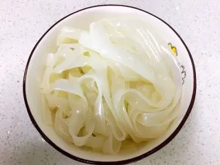 瓜丝肉末拌凉皮,把凉皮放入碗里