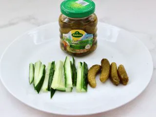 风味酸黄瓜鸡肉热压三明治,把黄瓜洗净切成粗条，备好酸黄瓜。