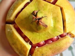 石榴气泡鸡尾酒,从石榴顶部延伸至表皮用刀划开