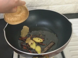 解馋小吃辣鸭脖,八角 桂皮 香叶 花椒 干辣椒 姜片 草果 翻炒出香味