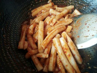 韩式辣炒年糕，炙手可热的小吃,芝麻炒匀，就可以出锅了。