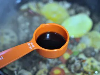 香辣干锅排骨, 倒入半勺生抽，大约13ML左右，小火煮一下。