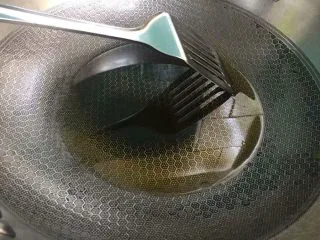 家常干锅花菜,锅内入油 