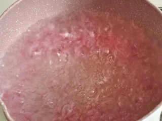 缤纷水果西米露,中途用勺子搅拌,防止粘锅底