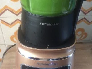 双色果蔬芋圆,菠菜清洗干净,放热水里焯去草酸,加点清水,同样用破壁机打成汁;