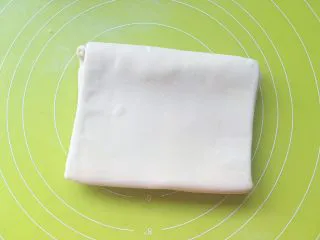 意式红烩牛柳酥,将长条的两侧向中间对折在一起,之后再对折一下,就像叠被子一样将面片折成四折