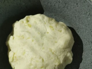 贵阳小吃洋芋粑,弄好后大概这个样子。