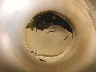 蚝油蒜蓉山药,锅里开大火，倒入适量食用油。