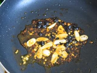 让米饭遭殃的风味鸡蛋做法“豆豉辣椒炒荷包蛋”,热锅冷油，打入鸡蛋，小火煎至两面熟透