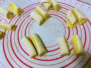 姜黄花卷，饮料做,在剂子中间切一刀，平分成两半。