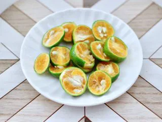 无花果普洱冰茶,把青柠檬洗净去蒂后切片。