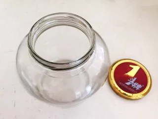 蜜渍柠檬皇菊茶,取一个玻璃瓶，清洗干净后用开水烫一下，晾干