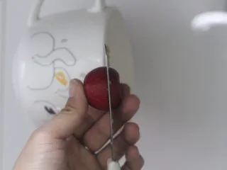 老北京小吃之冰糖葫芦,去蒂,用小号水果刀在山楂中间切一圈。