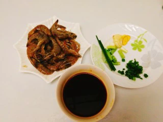 家常菜+红烧明虾,全部弄好备用