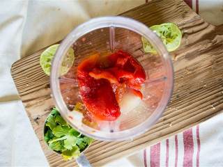 土耳其风味牛油果帕尼尼,在料理机里放进大蒜瓣 、烤红辣椒 、浸在阿斗波酱中的墨西哥辣椒 、阿斗波酱 、孜然 、海盐 、椰子油 、挤进青柠 汁。