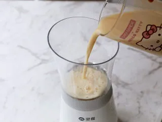 芋泥波波奶茶,将奶茶液倒入奶茶机中