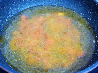 番茄金针菇豆腐汤,加入800毫升的水