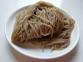 河北宣化特色小吃\卤菜\蒸莜面,蒸熟的面很棒吧。