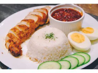 秘制异国风味鸡胸肉腌料&绝佳搭配 （减肥必备）,把印尼风味鸡排煎好后切片 配上五片黄瓜和一个白煮蛋 健康美味的印尼风味晚餐就有啦