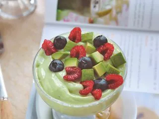 牛油果酸奶昔,勺子来开动咯，很好吃