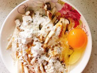杏鲍菇吃出肉的味道-椒盐杏鲍菇,打入1整个鸡蛋。