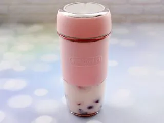 车厘子草莓冰奶昔,把所有的食材混合均匀后。