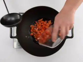 番茄烧菜 竟也有那么多小技巧,2-2 热锅起油，番茄煸炒，捣碎