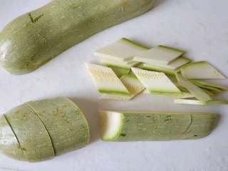 西红柿西葫芦炒肉片,然后再横着切片，出来就是菱形片，切黄瓜或者胡萝卜的菱形片也是这样切